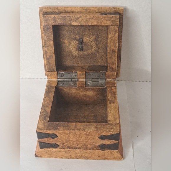 Vintage Primitive Hinged Wood Box, Handmade Metal Detail. - Picture 4 of 7